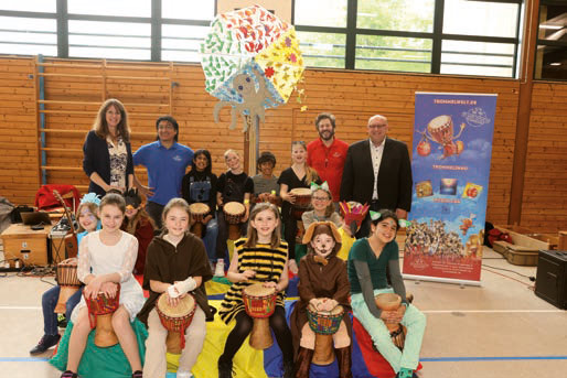 Ganz begeistert waren diese Kinder der Vierkirchener Grundschule, Klasse 4 b, vom Trommelworkshop, betreut von Konrektorin Romy Zim-mermann, Edgar Martinez und Cristobal Argandona (v. l.). Ganz rechts: Bürgermeister Harald Dirlenbach. Foto: rds