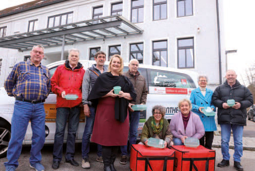 Dank Zuschuss der Bürgerstiftung Bergkirchen schaffte die Nachbarschaftshilfe für dass warme Essen an Donnerstagen von örtlichen Gastronomen weitere Wärmetaschen und Mehrweggeschirr an. Unser Bild zeigt ehrenamtliche Fahrer und Initiatorinnen von Nachbarschaftshilfe und Gemeinde. Foto: rds