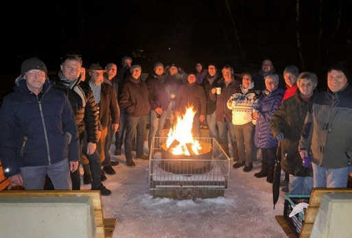 Der Gemeinderat mit Mitarbeiter:innen der Verwaltung an der Feuerstelle. Zwei Gemeinderäte haben Ihre Geburtstagsfeiern zum Anlass genommen, um gemeinsam mit dem Gremium und den Verwaltungsmitarbeiter:innen die Feuerstelle ihrer Bestimmung zu übergeben.