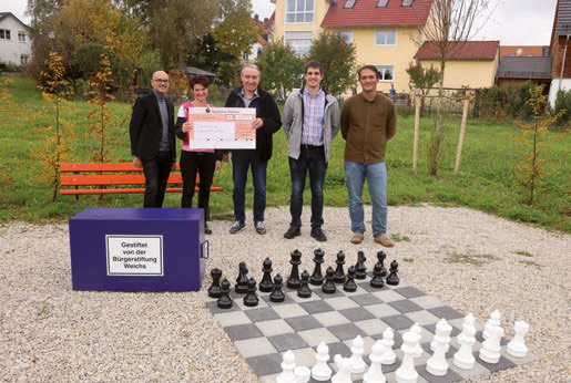 Das Bild zeigt (v. l.) Roland Salvermoser, Geschäftsstellenleiter Sparkasse Dachau, Susanne Penka, Werner Kerzel und Johannes Wackerl von der Gemeinde Weichs sowie Gemeinderat Simon Kammermeier. Foto: rds