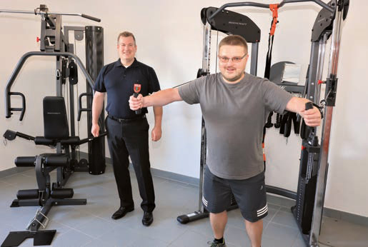 Fitness ist wichtig für die Feuerwehr-Dienstleistenden. Unser Bild zeigt (v. r.) Michael Resch an der Kabelzugstation, Feuerwehr-Vereinskassier Michael Scheyerl sowie links die Kraftstation in einem der Fitnessräume der Karlsfelder Feuerwehr. Foto: rds