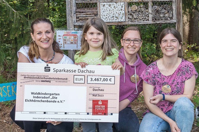 v.l.: Christine Böswirth, die kleine Emma, stellv. Kindergartenleiterin Anna Großer und Kindergartenleiterin Anna Bekaan