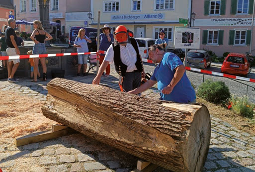 Der Bildhauer Clemens Heinl und Bgm. Michael Reiter aus Altomünster mit dem noch unbearbeiteten Baumstamm. Foto: Susanne Allers