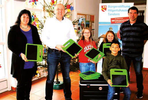 Über die acht neuen iPads freuten sich Susanne Boerner (Sparkasse Dachau) und Bürgermeister Markus Hertlein (Mitte), Schulleiter Rektor Dieter Gruber und natürlich die Schüler der Grundschule. Foto: Franz Hofner