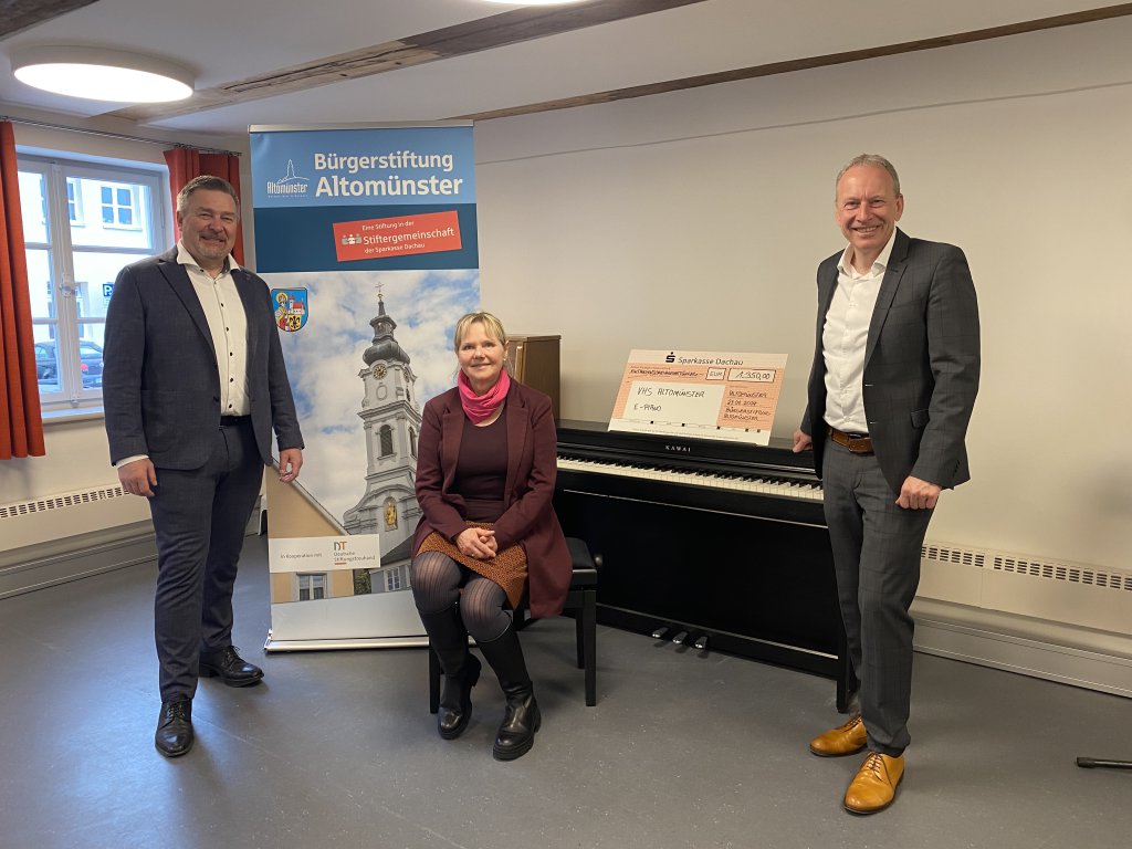 Übergabe des E-Pianos (v.l.): Bürgermeister Michael Reiter, Maria Kreppold (vhs) und Josef Steinhardt (Sparkasse Dachau); Foto GH