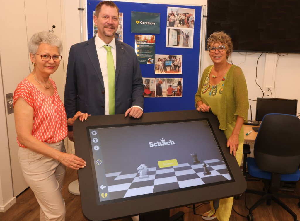 Präsentierten den Care Table, auch „Aktivtisch“ genannt, für die Seniorenarbeit in der Gemeinde Bergkirchen (v. l.): Die Leiterin der Nachbarschaftshilfe Edith Daschner, Bürgermeister Robert Axtner und Ute Hönle vom Sozialbüro. Foto: rds