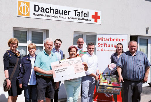 Über die Spende freuten sich Edda Drittenpreis (Mitte) und ihre unverzichtbaren ehrenamtlichen Mitstreiter bei der Tafel. Der Scheck wurde von einer kleinen Delegation von Sparkassenmitarbeitern übergeben. Foto: Sparkasse Dachau