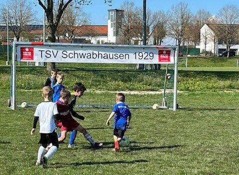Die Fußballjugend des TSV Schwabhausen 1929 e.V. nimmt an dem Projekt "Fußball 5" vom BFV teil und freut sich über sechs gestiftete Banner für die Tore.