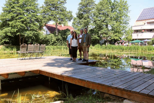 Auf dem neuen Steg im aufgewerteten Sparkassenweiher (v. l.): Girgl Gasteiger, stellvertretende Kulturreferentin Martina Purkhardt, Kulturreferent Georg Hillreiner und Bürgermeister Wolfgang Hörl. Foto: rds