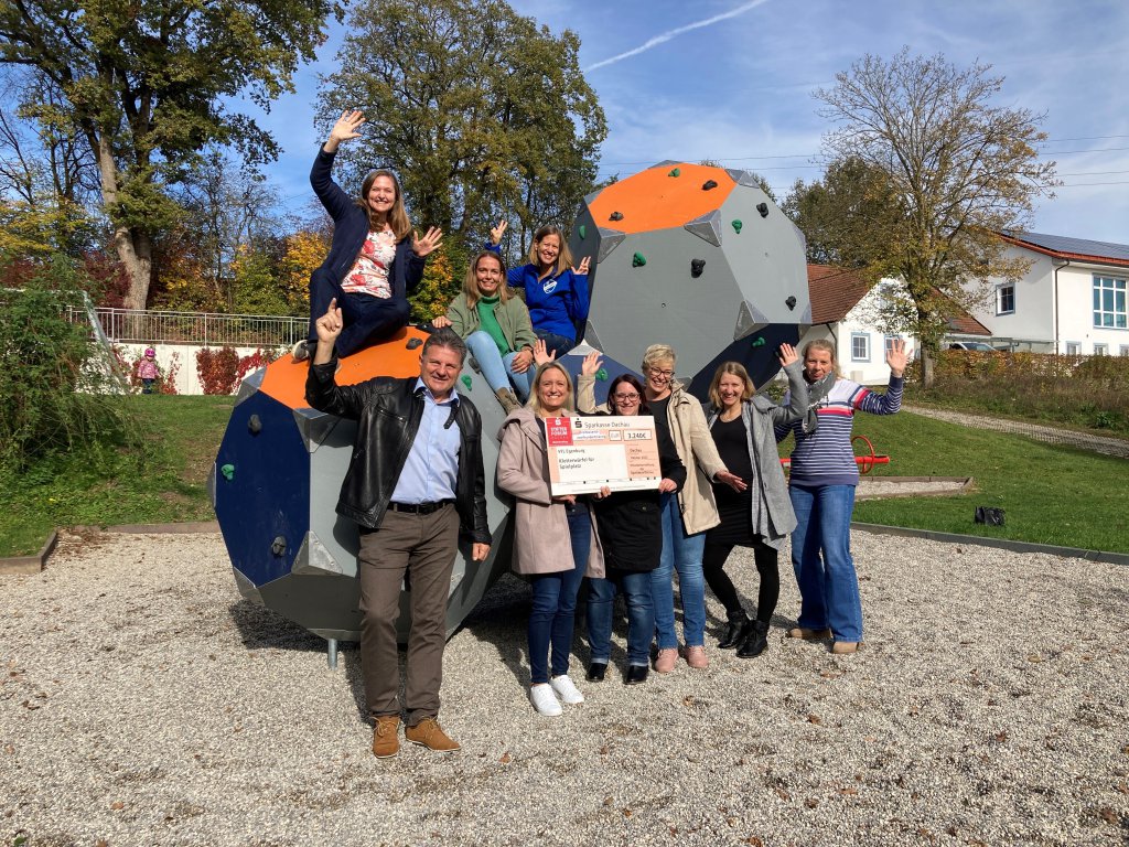 Die Freude über den tollen Kletterwürfel ist bei den Initiatorinnen groß. Und auch Bürgermeister Helmut Zech ist begeistert