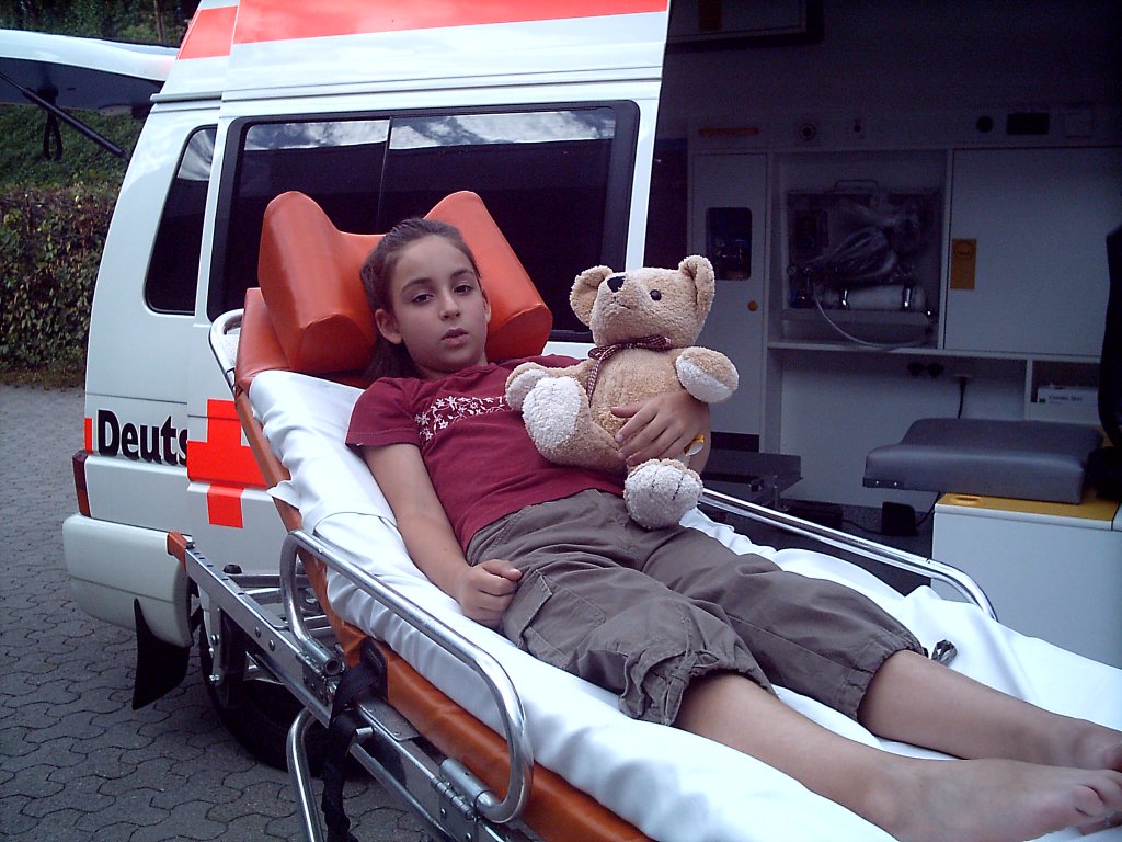 Alina mit ihrem kuscheligen Unterstützer Trostbären Benny